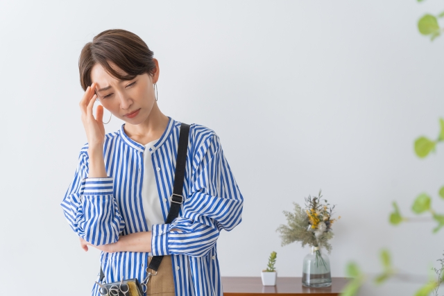 頭痛に悩む若い女性