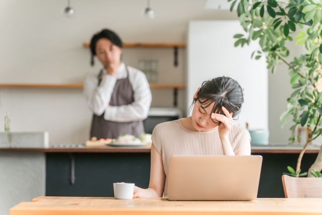 頭痛で悩む女性